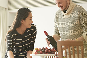 自宅で晩酌ワイン 恋人や夫婦・家族で分かち合う